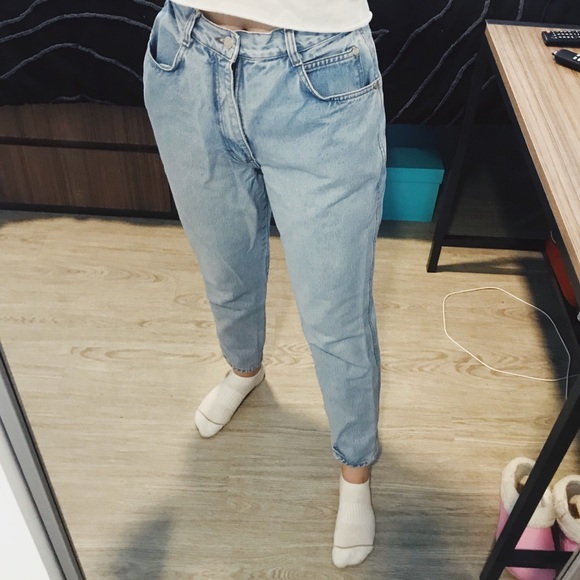 *SOLD* Vintage Light Wash Mom Jeans - Picture 4 of 4